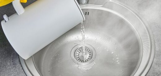 can you use boiling water to clean the drain?