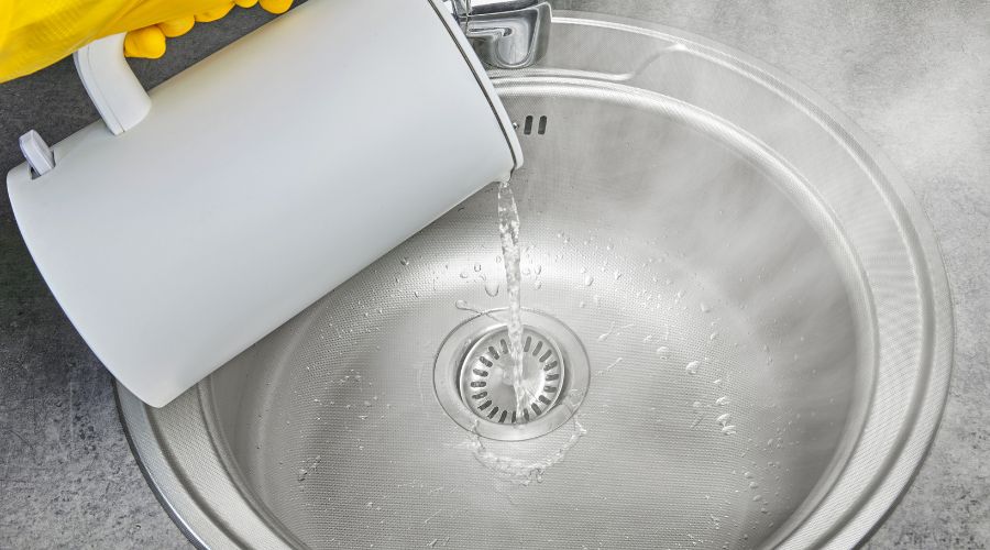 can you use boiling water to clean the drain? can you use boiling water to clean the drain?